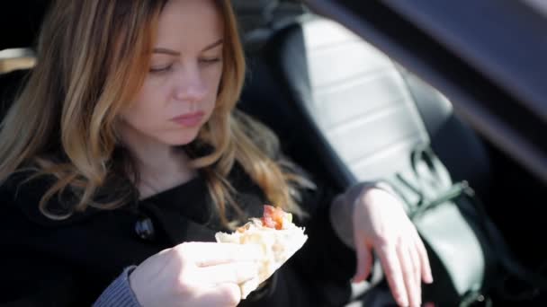 Mädchen isst Pizza im Auto - Filmmaterial, Video