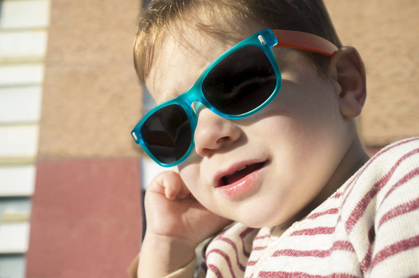 Portrét chlapce batole s sluneční brýle pro děti a slunečný den. Koncepce zdraví očí dětí - Fotografie, Obrázek