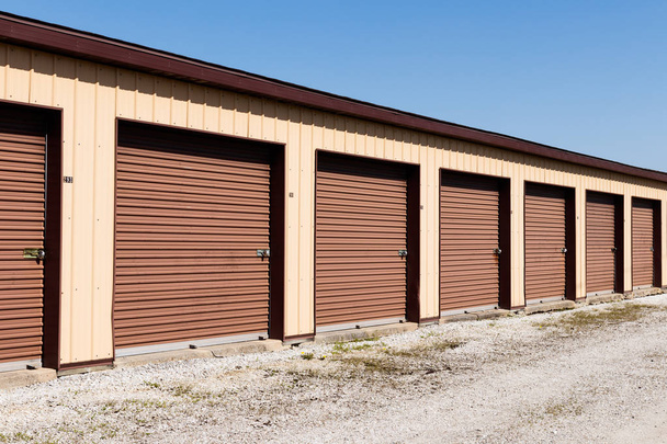 Brown numerado auto armazenamento e mini-unidades de garagem de armazenamento III
 - Foto, Imagem