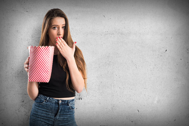 Giovane ragazza mangiare popcorn
 - Foto, immagini