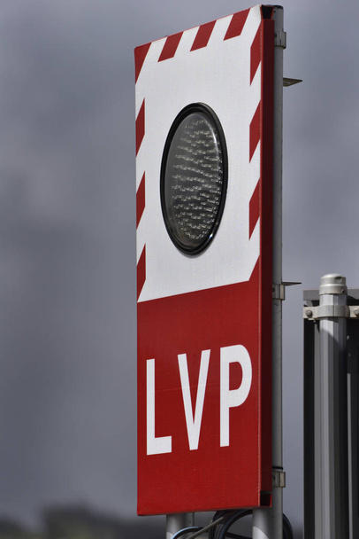 Panneau des procédures par faible visibilité (LVP) à l'aéroport
 - Photo, image