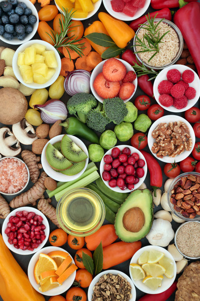 Potraviny pro zdravé stravování s čerstvou zeleninou, ovoce, byliny, koření, obilovin, ořechů a semen, které tvoří zázemí. Potraviny s velmi vysokým antioxidanty, antokyanů, minerály a vitamíny. - Fotografie, Obrázek