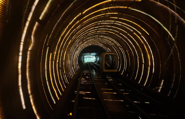 Vedendo tunnel sotto il fiume Huangpu a Shanghai, Cina
. - Foto, immagini