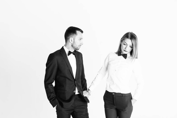 Portrét elegantní mladý pár, hezká žena v bílé košili - Fotografie, Obrázek