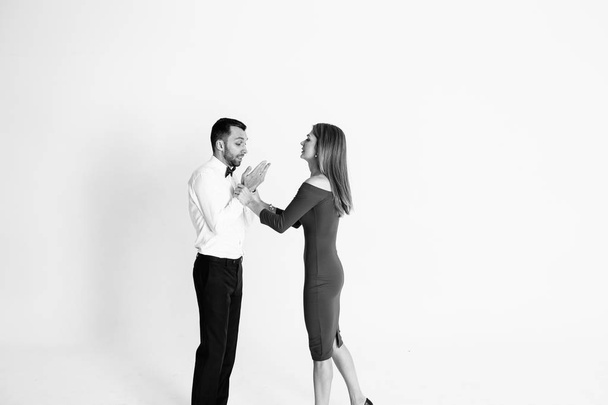 Портрет стильної молодої пари, красива жінка сперечається з чоловіком
 - Фото, зображення