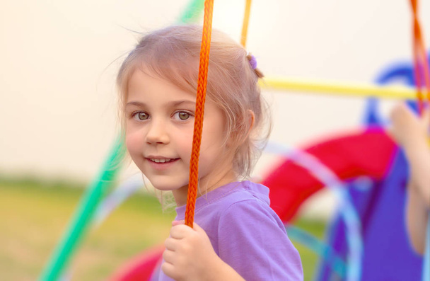 Little girl on swing - Foto, afbeelding