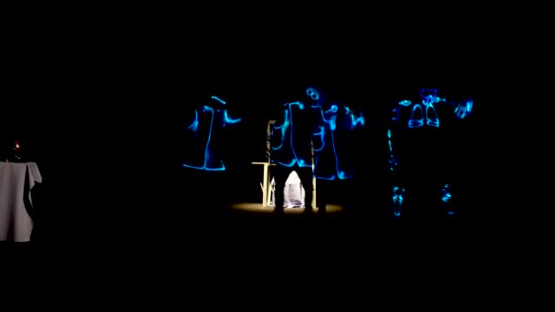 4 persone che ballano in costumi di LED. 4K
 - Filmati, video