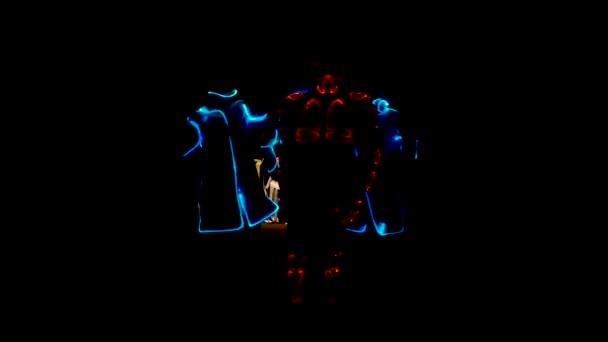 4 pessoas dançando em trajes de LEDs. 4K
 - Filmagem, Vídeo