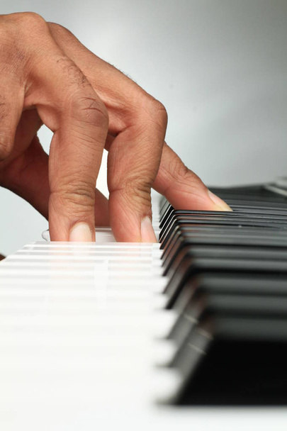 käsin soittaminen näppäimistö piano
 - Valokuva, kuva