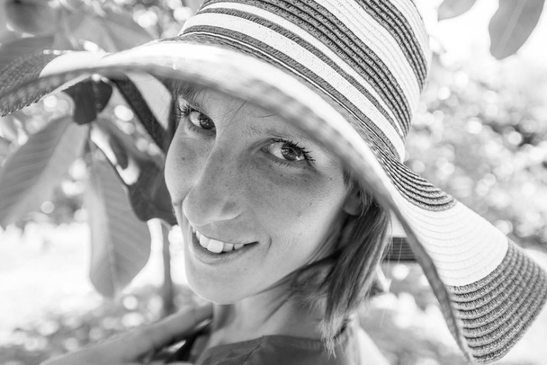Fekete-fehér kép-ból egy nőt Keresek felé fényképezőgép w színéről - Fotó, kép