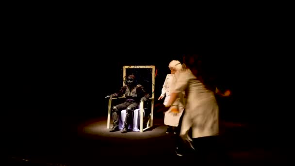 4 lidé tančí v kostýmech z LED diod. 4k - Záběry, video