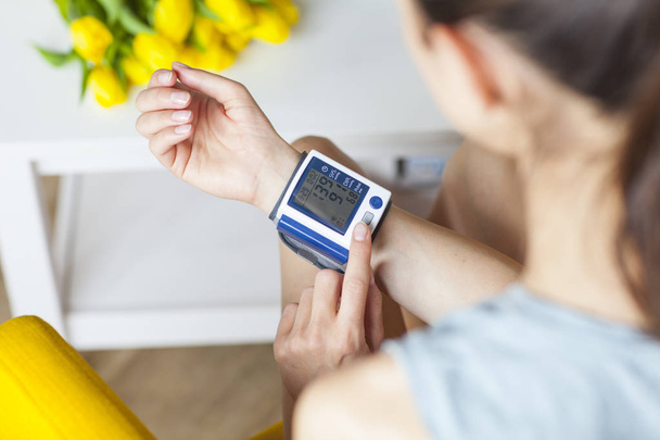 Patient measuring blood pressure. Hypertension. - Foto, afbeelding