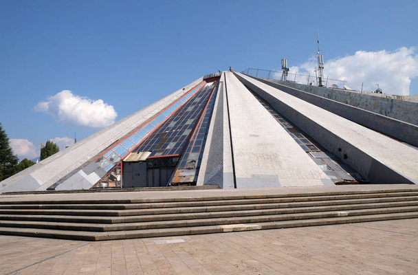 Pyramide Tiran Merkezi, eski bir Enver Hoca Müzesi, Tiran, Arnavutluk. - Fotoğraf, Görsel