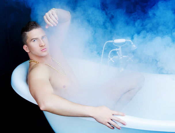  man taking a bath with foam - Foto, afbeelding