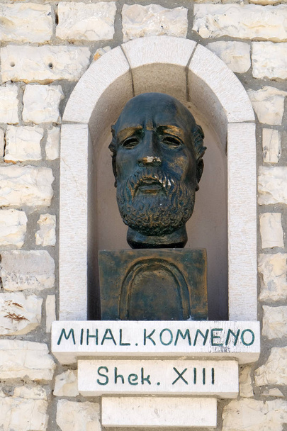 Μνημόσυνο του Μιχαήλ α ' Κομνηνό Δούκα ιδρυτής και πρώτος κυβερνήτης του Δεσποτάτου της Ηπείρου, Berat, Αλβανία. - Φωτογραφία, εικόνα
