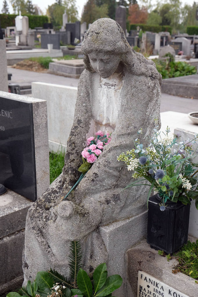 Gyász szobor a Mirogoj temetőben-Zágráb, Horvátország. - Fotó, kép