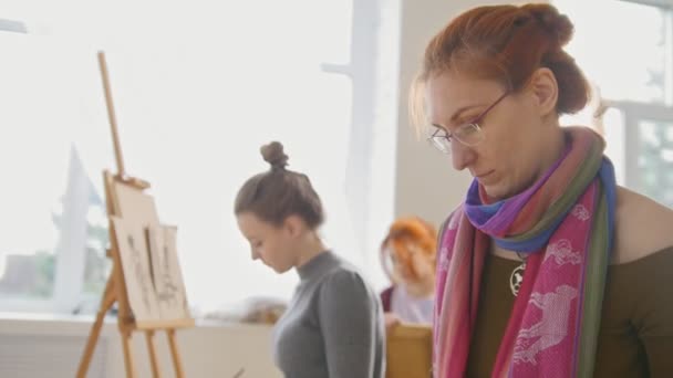 Vrouwelijke kunstenaars uitvoeren van artistieke etude witn naakt model in een stidio - Video