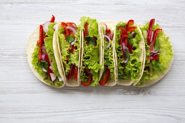 vegetarische Tacos auf weißem Holzgrund. von oben. Ansicht von oben - Foto, Bild