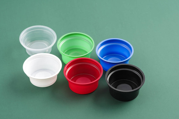 пластиковые контейнеры для еды различных цветов
 - Фото, изображение