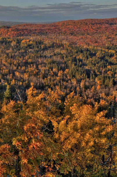 Autumn at Carlton Peak of the Sawtooth Mountains in Northern Minnesota on the North Shore of Lake Superior - Fotoğraf, Görsel
