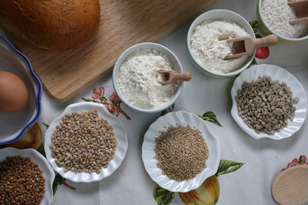 Ingredienti per pane integrale sano, farina integrale, germe di grano
. - Foto, immagini