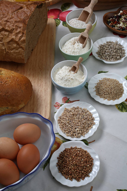 Συστατικά για την υγιή ψωμί ολικής άλεσης, αλεύρι ολικής αλέσεως, φύτρο σιταριού και τα αυγά. - Φωτογραφία, εικόνα