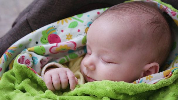 A baba alszik egy fekvő babakocsira - Fotó, kép