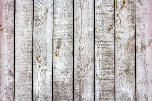 Μια οριζόντια υφή γκρι παλιές σανίδες βαμμένες με λευκό χρώμα με κόμπους και ρητίνη - Φωτογραφία, εικόνα