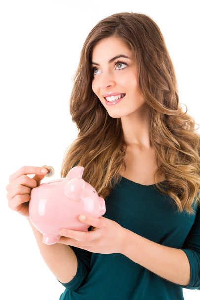 Mulher casual olhando para economizar dinheiro em um banco porquinho
 - Foto, Imagem