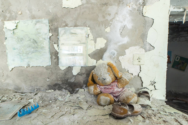 Jardín de infancia abandonado en la Zona de Exclusión de Chernobyl. Juguetes perdidos, una muñeca rota. Atmósfera de miedo y soledad. Ucrania, ciudad fantasma Pripyat
. - Foto, Imagen