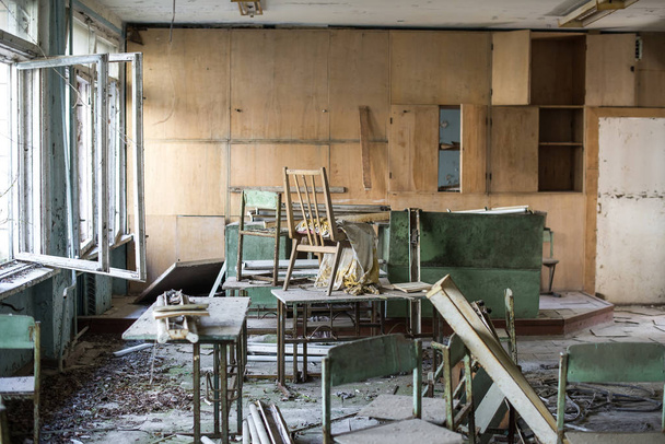 Escuela en Ciudad Fantasma de Pripyat, zona de exclusión de Chernobyl. Catástrofe nuclear
 - Foto, imagen