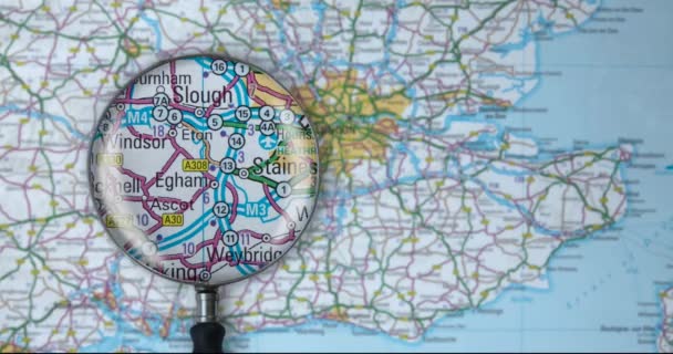 Détail d'un verre grossissant se déplaçant sur une carte routière de Londres, Angleterre
 - Séquence, vidéo