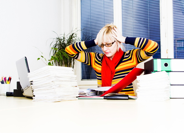 Занятая деловая женщина работает в своем офисе
 - Фото, изображение