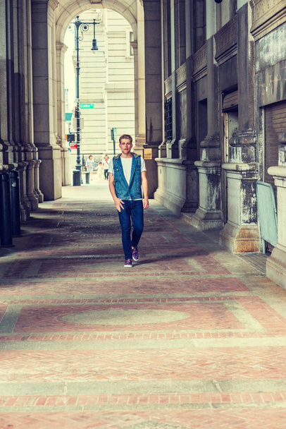 Νεαρός Αμερικανός περπατώντας στην οδό στη νέα Yor - Φωτογραφία, εικόνα