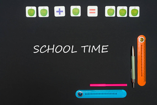 Art fekete tábla levélpapírt ellátja szöveg iskola idő-táblára - Fotó, kép
