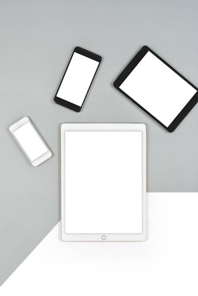 Bürotisch mit digitalem Tablet, Smartphone und Maus auf Isolat - Foto, Bild