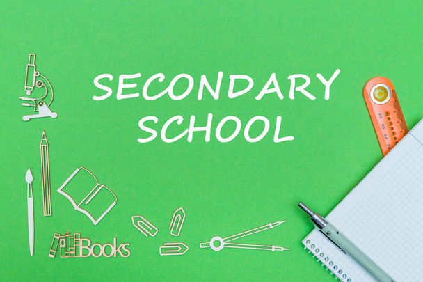 text střední školy, školní potřeby, dřevěné miniatury, zápisník s pravítkem, pera na zelené opěradlo - Fotografie, Obrázek