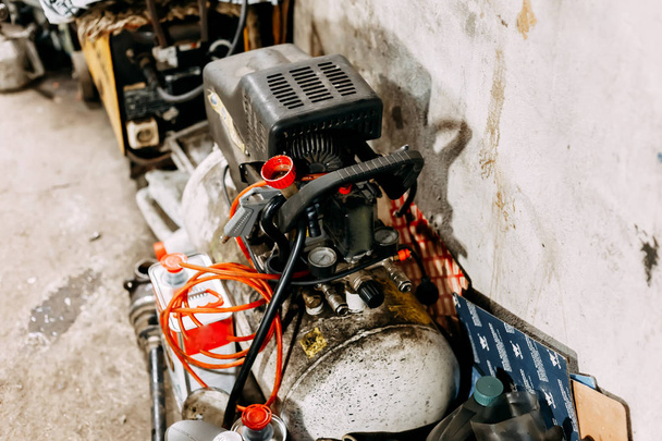 vanha likainen autotalli ilmakompressori, moottori
 - Valokuva, kuva