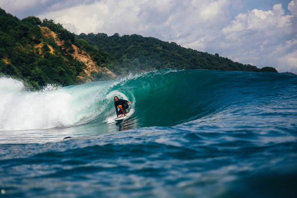 Surfista jovem na onda, Sumbawa
 - Foto, Imagem