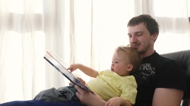 Baba ve küçük oğlu evde kitap ile - Video, Çekim