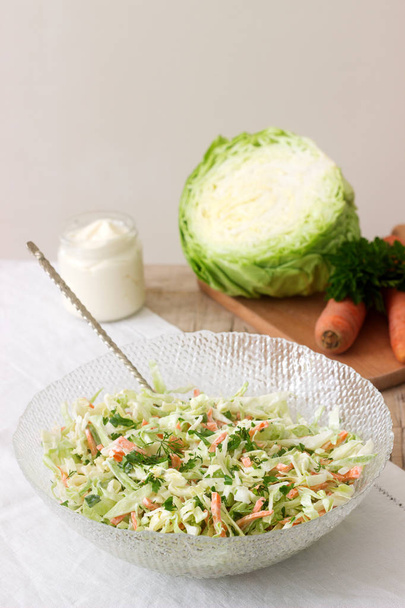 Friss salátát a saláta tál és saláta hozzávalók. Rusztikus stílusban. - Fotó, kép