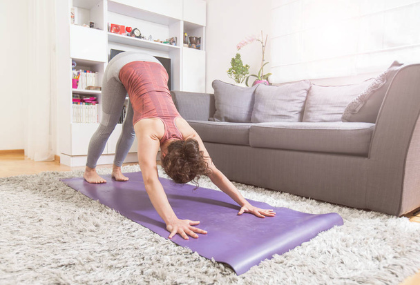 mujer practicando yoga  - Foto, imagen