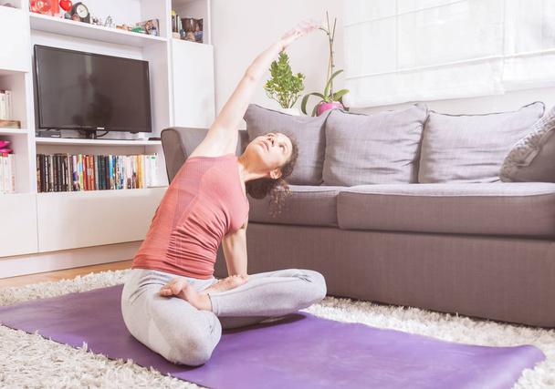 Femme faisant de l'exercice de yoga à la maison
 - Photo, image