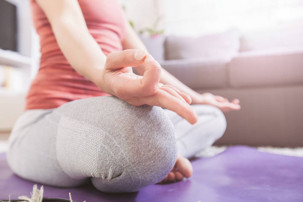 Frau meditiert beim Yoga - Foto, Bild