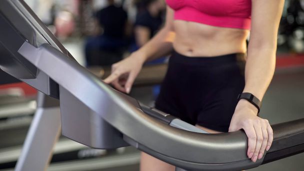 Senhora esportiva com barriga plana e corpo magro exercício na esteira, fitness ginásio
 - Foto, Imagem