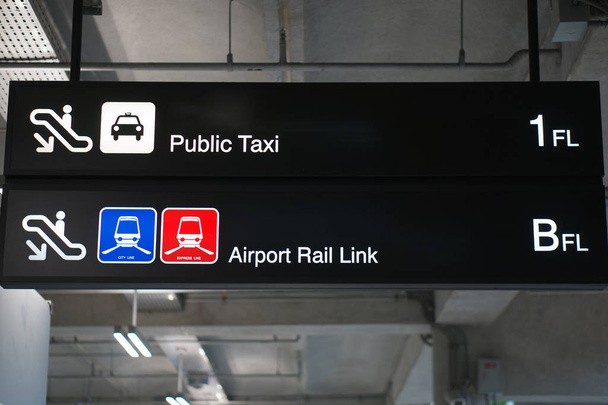 Громадський таксі та аеропорту залізничних посилання знак в міжнародному аеропорту - Фото, зображення