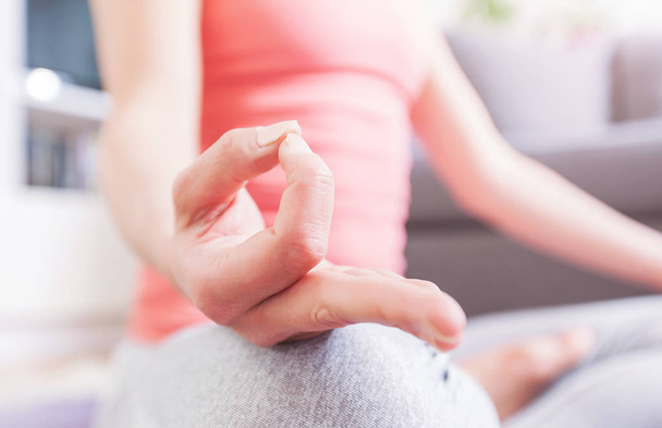 Женщина медитирует, практикуя йогу
 - Фото, изображение