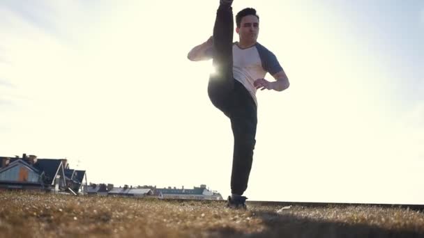 Mladý samec Parkour tricker skokan provádí úžasné vyletí před slunce - Záběry, video