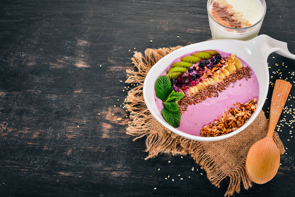 Breakfast. Oatmeal with yogurt and fruits. Healthy food. Top view. On a wooden background. Copy space. - Foto, Bild