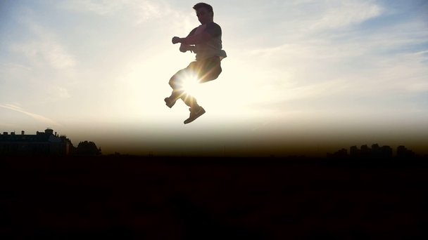 Homem Parkour tricker jumper executa incríveis lançamentos, silhueta
 - Filmagem, Vídeo
